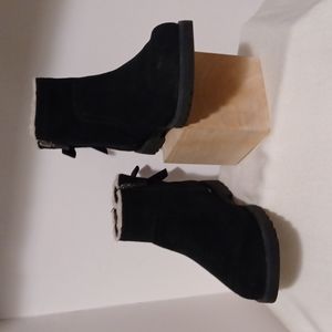 UGG. GIRLS SUEDE ANKLE BOOTIES.